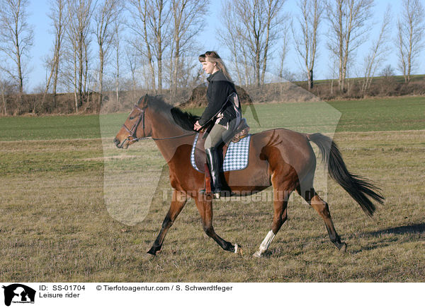 Frau reitet Deutsches Reitpony / Leisure rider / SS-01704