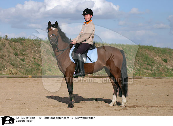 Frau reitet Deutsches Reitpony / Leisure rider / SS-01750