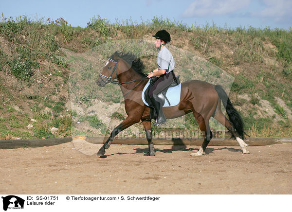 Frau reitet Deutsches Reitpony / Leisure rider / SS-01751