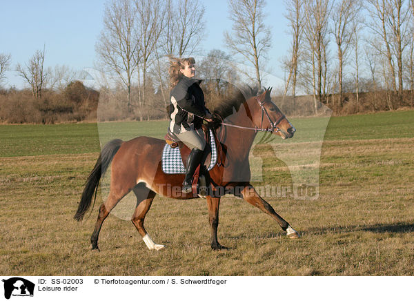 Frau reitet Deutsches Reitpony / Leisure rider / SS-02003