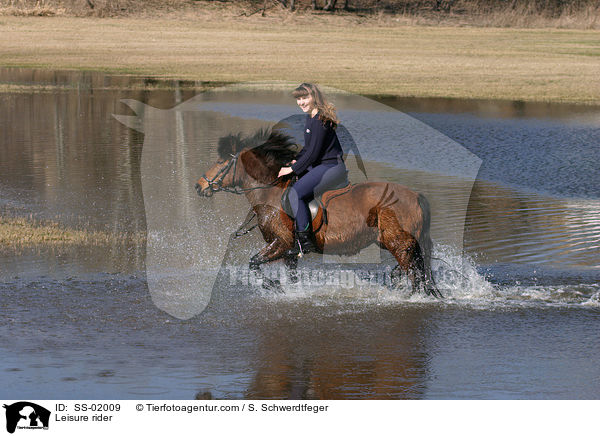 Frau reitet Islnder durchs Wasser / Leisure rider / SS-02009
