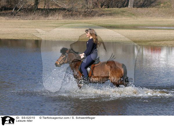 Frau reitet Islnder durchs Wasser / Leisure rider / SS-02010