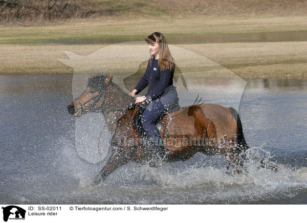 Frau reitet Islnder durchs Wasser / Leisure rider / SS-02011