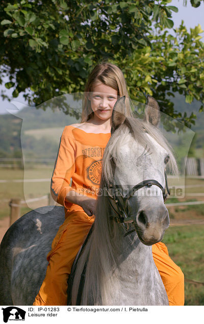 Mdchen reitet auf Pferd / Leisure rider / IP-01283