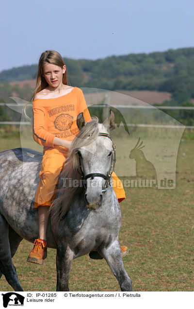 Mdchen reitet auf Pferd / Leisure rider / IP-01285