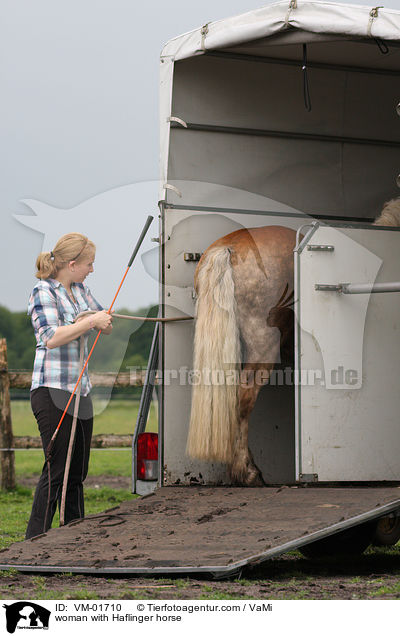 Frau mit Haflinger / woman with Haflinger horse / VM-01710