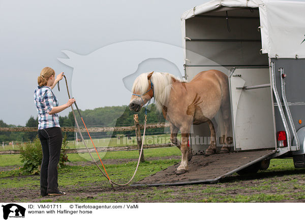 Frau mit Haflinger / woman with Haflinger horse / VM-01711