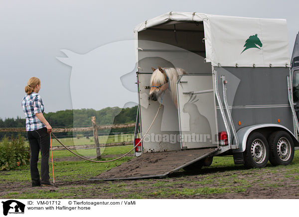 Frau mit Haflinger / woman with Haflinger horse / VM-01712