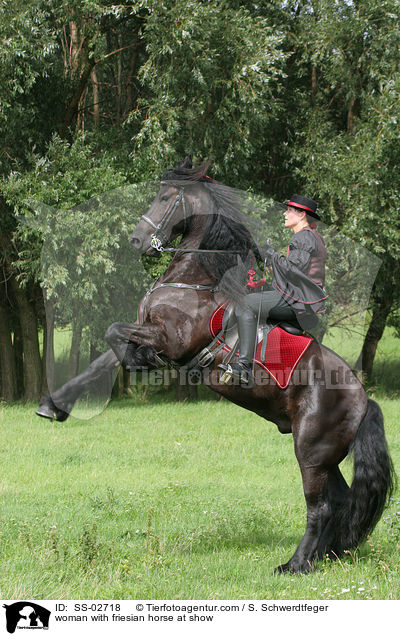Frau mit Friese beim Showreiten / woman with friesian horse at show / SS-02718