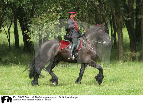 Frau mit Friese beim Showreiten / woman with friesian horse at show / SS-02744