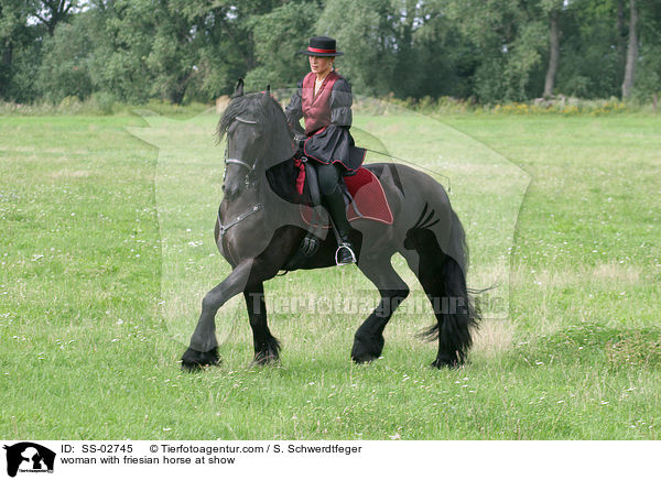 Frau mit Friese beim Showreiten / woman with friesian horse at show / SS-02745
