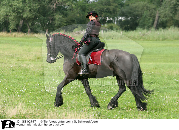 Frau mit Friese beim Showreiten / woman with friesian horse at show / SS-02747