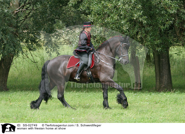 Frau mit Friese beim Showreiten / woman with friesian horse at show / SS-02749