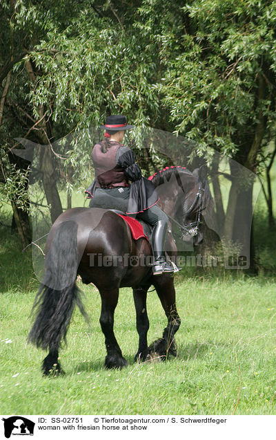 Frau mit Friese beim Showreiten / woman with friesian horse at show / SS-02751