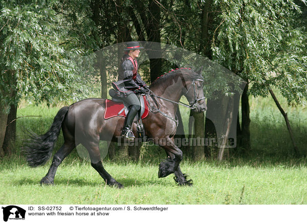 Frau mit Friese beim Showreiten / woman with friesian horse at show / SS-02752