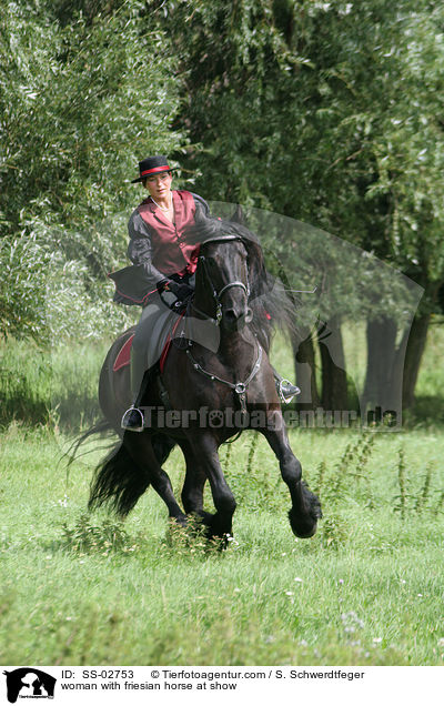 Frau mit Friese beim Showreiten / woman with friesian horse at show / SS-02753