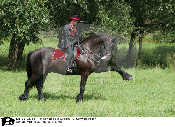 Frau mit Friese beim Showreiten / woman with friesian horse at show / SS-02754