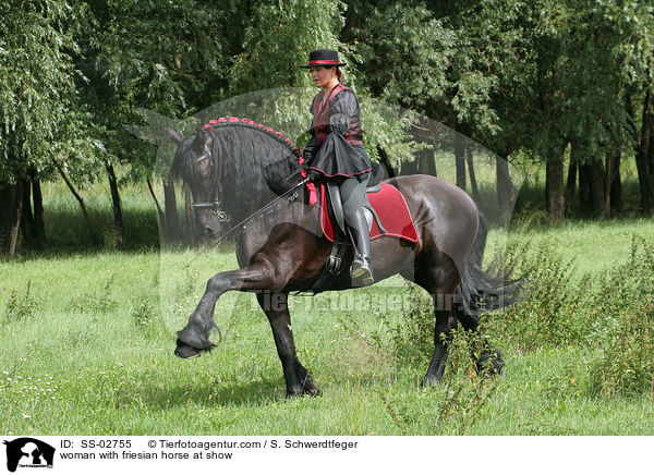 Frau mit Friese beim Showreiten / woman with friesian horse at show / SS-02755