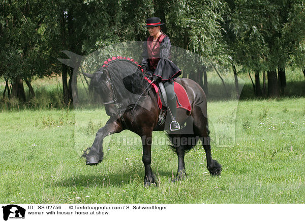 Frau mit Friese beim Showreiten / woman with friesian horse at show / SS-02756