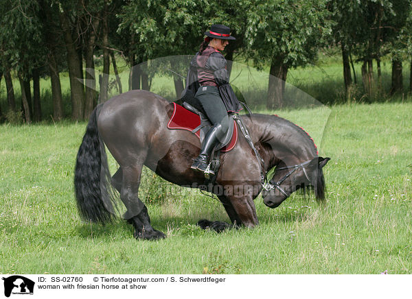 Frau mit Friese beim Showreiten / woman with friesian horse at show / SS-02760