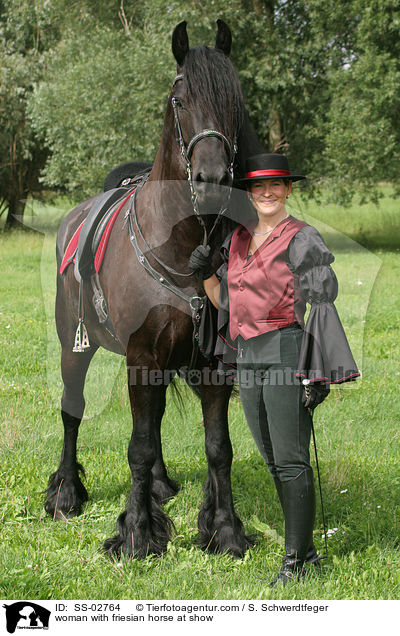 Frau mit Friese bei Show / woman with friesian horse at show / SS-02764