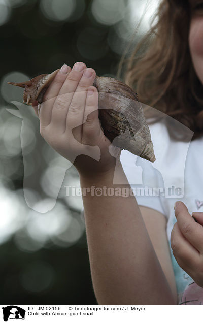 Child with African giant snail / JM-02156