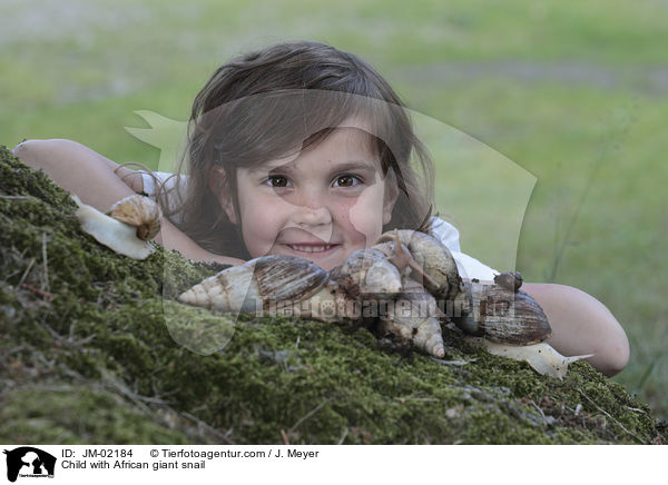 Kind mit Afrikanische Riesenschnecke / Child with African giant snail / JM-02184
