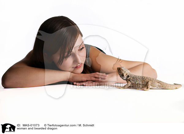 Frau und Bartagame / woman and bearded dragon / MAS-01073