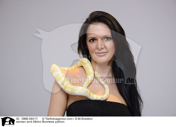 Frau und Albino Dunkler Tigerpython / woman and Albino Burmese python / DMS-08017