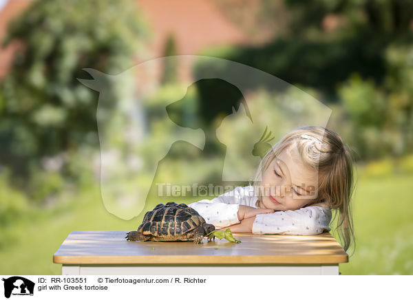 Mdchen mit Griechischer Landschildkrte / girl with Greek tortoise / RR-103551