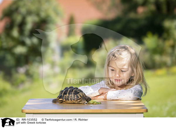 Mdchen mit Griechischer Landschildkrte / girl with Greek tortoise / RR-103552