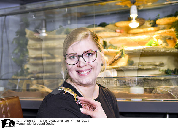 Frau mit Leopardgecko / woman with Leopard Gecko / YJ-15935