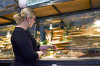 woman with Leopard Gecko