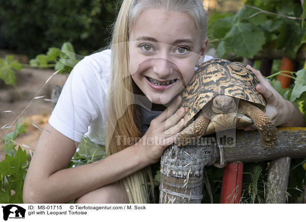 Mdchen mit Pantherschildkrte / girl with Leopard Tortoise / MS-01715