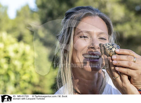 Frau mit Pantherschildkrte / woman with Leopard Tortoise / MS-01720