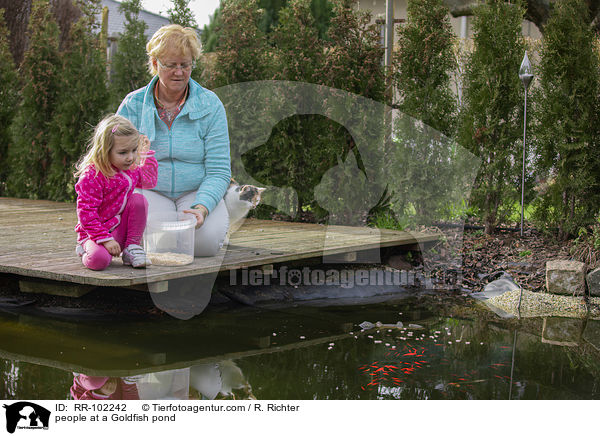 Menschen an einem Goldfischteich / people at a Goldfish pond / RR-102242