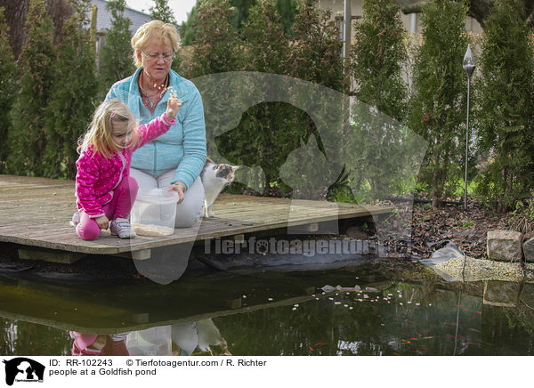 Menschen an einem Goldfischteich / people at a Goldfish pond / RR-102243