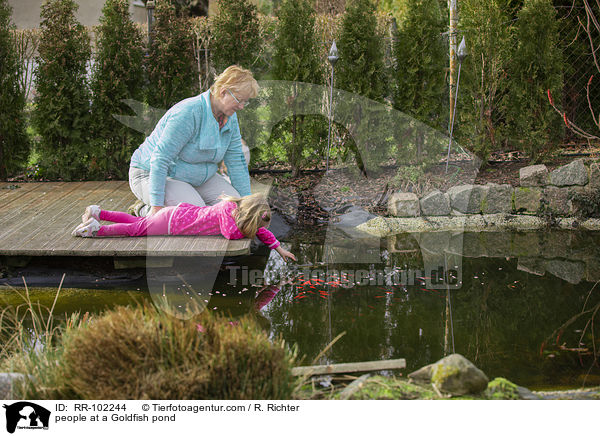 Menschen an einem Goldfischteich / people at a Goldfish pond / RR-102244