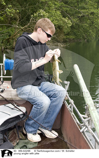 junger Angler mit Hecht / young angler with pike / WS-02296
