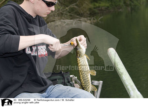 young angler with pike / WS-02298