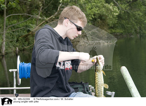 junger Angler mit Hecht / young angler with pike / WS-02299