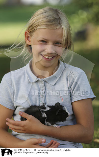 girl with Abyssinian guinea pig / PM-07170