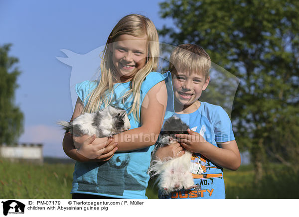 children with Abyssinian guinea pig / PM-07179