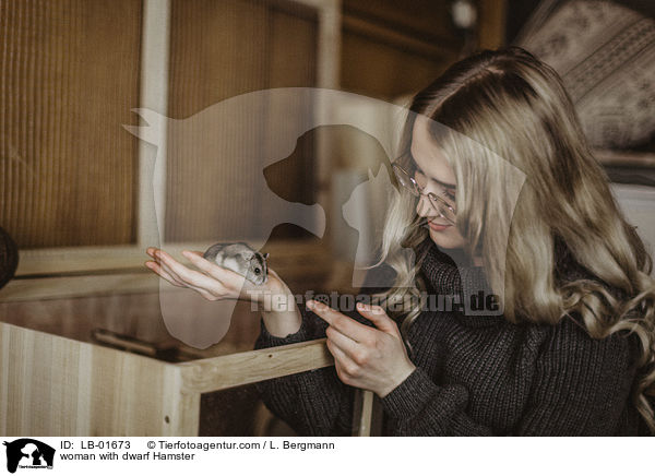 Frau mit Zwerghamster / woman with dwarf Hamster / LB-01673