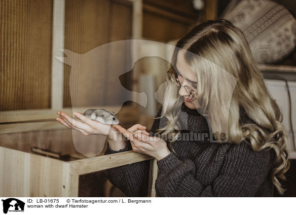 Frau mit Zwerghamster / woman with dwarf Hamster / LB-01675