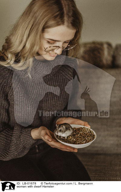 woman with dwarf Hamster / LB-01678