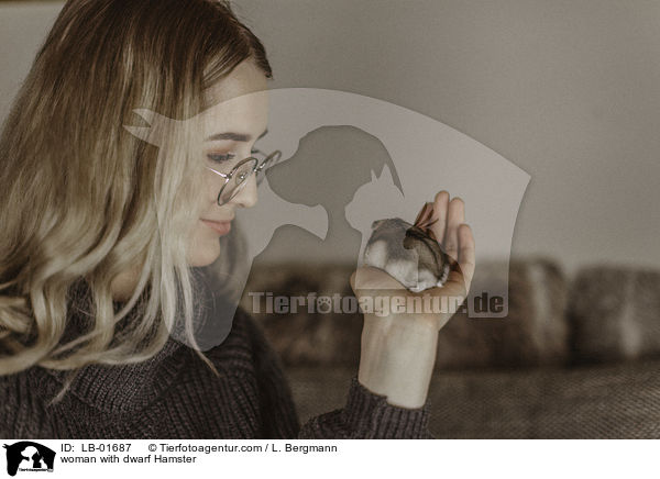 Frau mit Zwerghamster / woman with dwarf Hamster / LB-01687