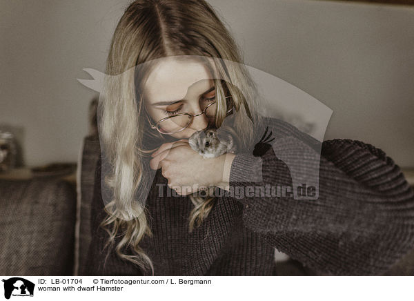 Frau mit Zwerghamster / woman with dwarf Hamster / LB-01704