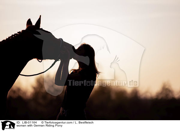 Frau mit Deutsches Reitpony / woman with German Riding Pony / LIB-01164