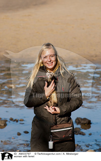 woman with ferret / AM-03797